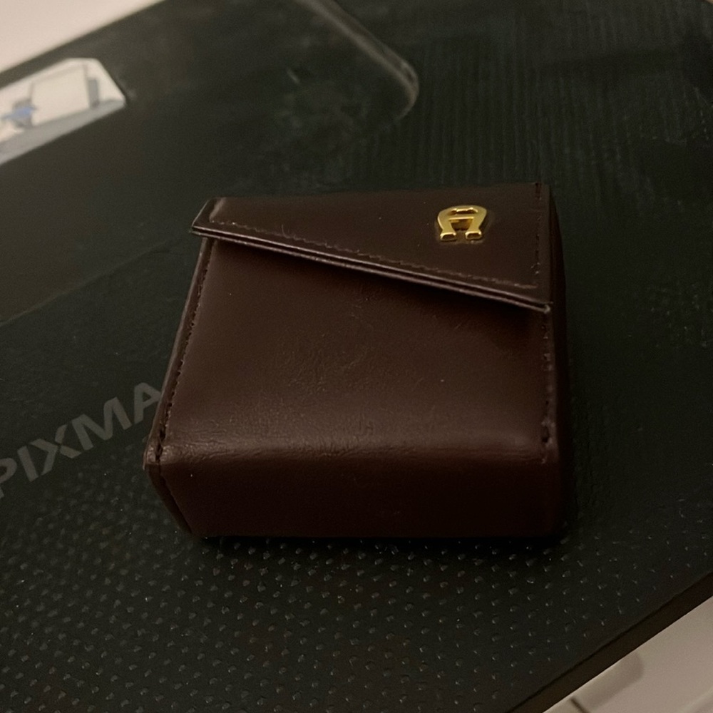 Aigner contacts case